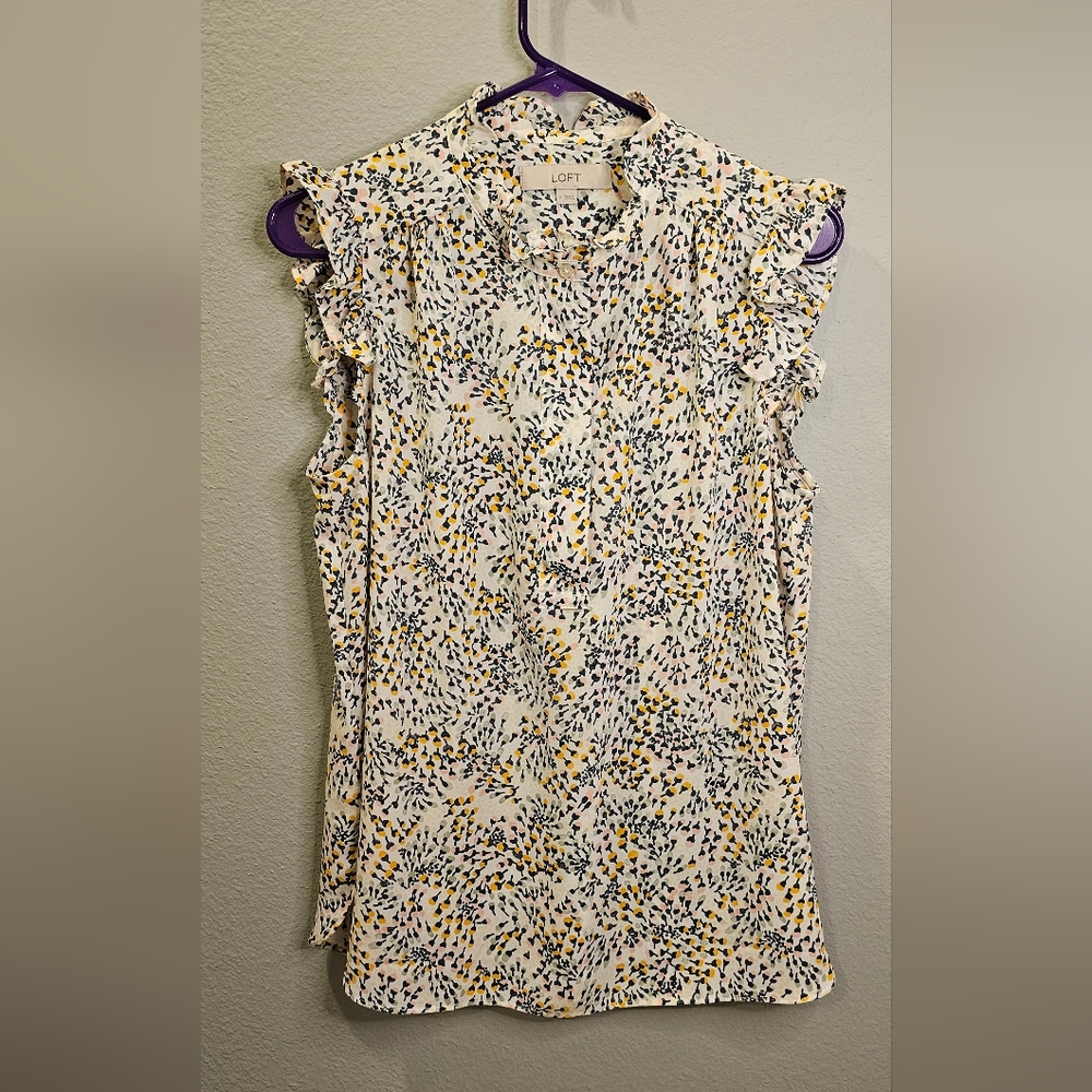 NWOT LOFT Blouse with short flutter sleeves. White Pink Yellow Gray. Medium.